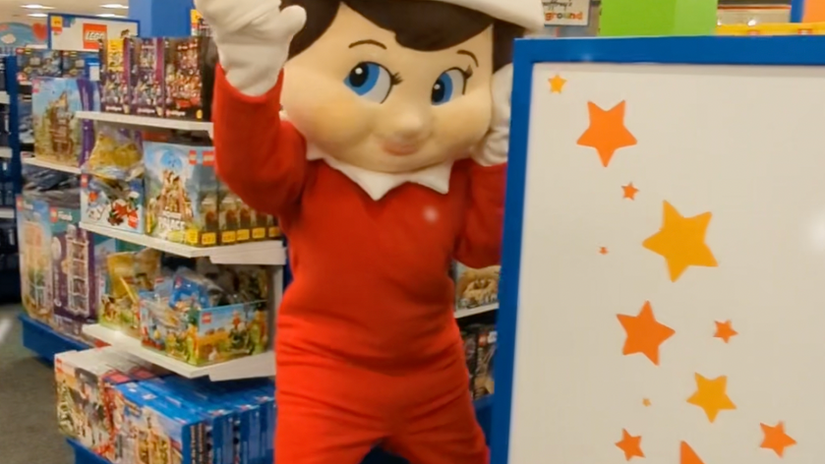 Toys"R"Us // TikTok // Elf On The Shelf & Geoffrey Snowball Fight
